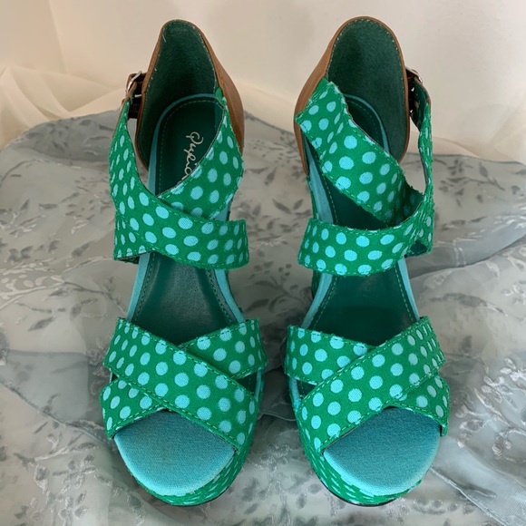 🍀 🌸 Qupid Polka Dot Strappy Wedge Sandal - Picture 3 of 14
